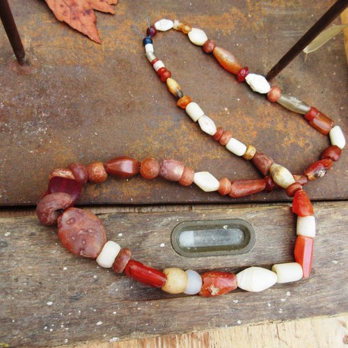 Lot anciennes perles de pierre -mélangées mali, vintage datant d'avant 1700: cornaline, quartz ...