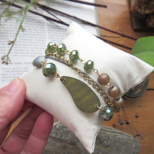 Un prix sympathique pour ce bracelet chic 4 rangs avec perles en verre et résine  ....