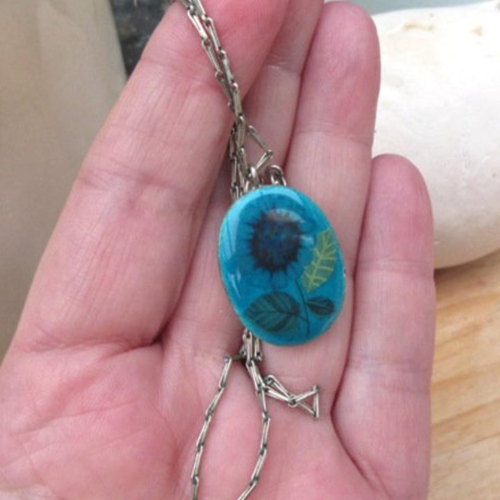 Traces de merveilleux : un petit prix pour ce collier en argent avec pendentif émail du tibet