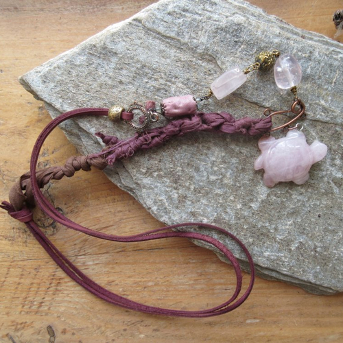Echos naturels : long collier romantique, nomade, petit grigris avec tortue en quartz rose, perle en soie artisanale ...