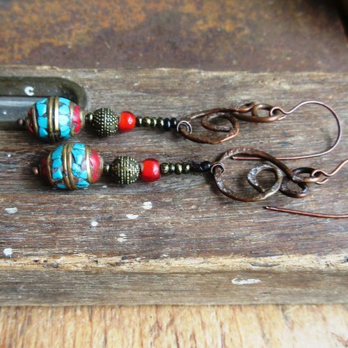 Vendu- elévation du monde ..... : des boucles d'oreille primitives, tribales, chics urbaines avec perles turquoise et corail du tibet ..