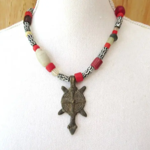 Chants ingénus : un collier tribal de style africain avec ce superbe ancien pendentif tortue lobi amulette ...