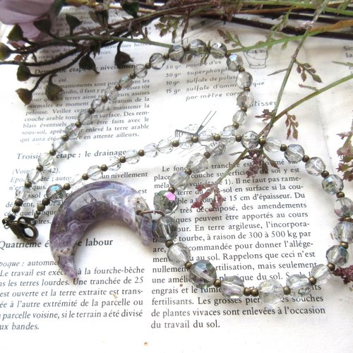 Mélodie de la lune :  un collier de style baroque avec anciennes perles verre moiré du mali et cabochon lune en améthyste !!  ...