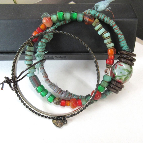 Un quatuor de bracelets rigides, composés de soies, cornaline , céramiques anciennes du tibet : "les parfums sauvages" ....