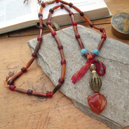 Perle pumtek et coeur cornaline du néolithique pour ce long collier tribal, unisexe, ethnique : "modulations sensitives"