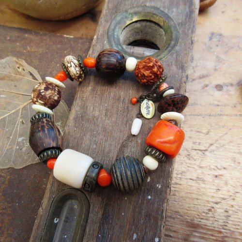Un bracelet vintage nature , primitif, tribal et ethnique avec perles en corail oranger et blanc, graines  ... : "bonjour l'afrique" ..