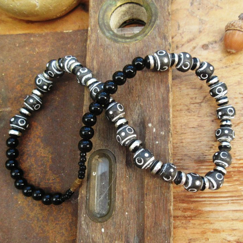 Un collier unisexe de style africain avec perles en ancienne céramique sculptée et perles feuille argent !!!!!: "ce monde à part"