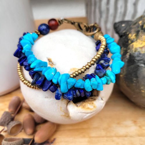 Un bracelet romantique, protecteur, 3 rangs, unisexe, lapis lazulis , turquoise , perles tribales ethniques : "magie des rythmes" ..