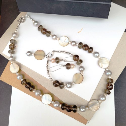 Une parure raffinée collier, bracelet et boucles d'oreille avec quartz fumé, nacre, perles baroques : "soupirs  enigmatiques" !!!!!