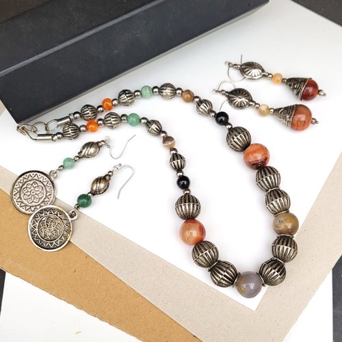 Une parure berbère collier et boucles d'oreille, tribale boho chic avec perles en cornaline et agate  : "contemplations d'instants"