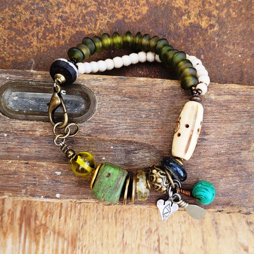 Un bracelet unisexe intemporel ,précieux, earthy bohème avec verre hébron et ambre verte dominicaine : "voyage dans la délicatess