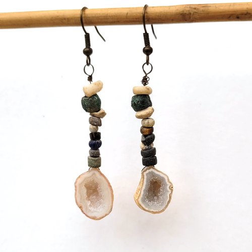 Géodes tabasco et anciennes perles verre médiéval pour ces boucles d'oreille primitives : "timide clarté de printemps"