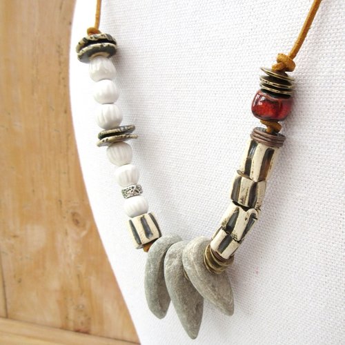 Un collier ethnique avec céramiques artisanales et petites haches en pierre du néolithique-sahara  :"la dentelle d'un roc"