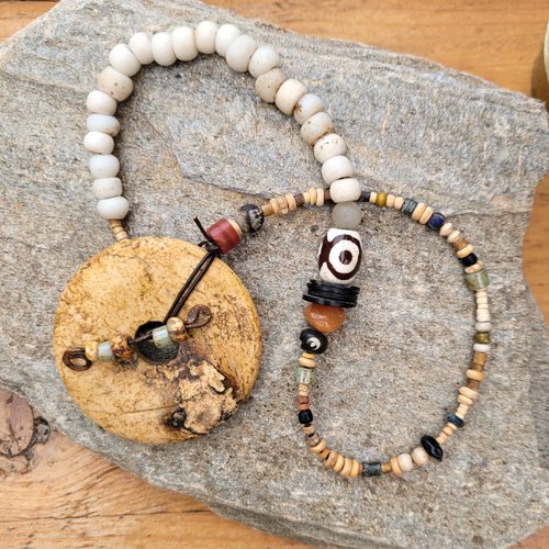 Un collier ras de cou avec des couleurs sables pour le donuts en jaspe- paysage; des perles de fouilles .... : "un cri dans le désert"