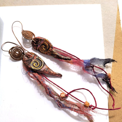 Vendu- longues boucles d'oreille de style celtique avec céramique raku artisanale, soleil cuivre : "signes des temps"