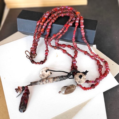 Un collier primitif tribal brut, unisexe, avec breloque émail d'artiste, headpins étain .. : "respirations de vie"