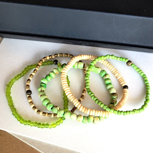 Un set de 5 bracelets unisexes hippies , pierre  os, pâte de verre ...  : "passion à pleines couleurs" .....
