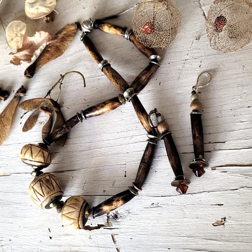 Une parure très ancienne, tribale africaine, collier et boucles d'oreille  avec perles corne : "rayon d'idéal"....