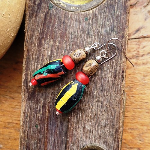 Des boucles d'oreilles de style africain avec de très anciennes perles de commerce (african trade beads) : "parfum d'ailleurs"