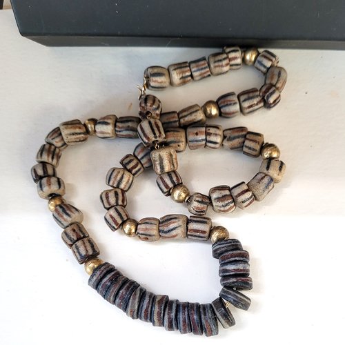 Un collier ethnique unisexe avec perles anciennes en verre africaines-mali ; perles de commerce : "au pays des savanes"