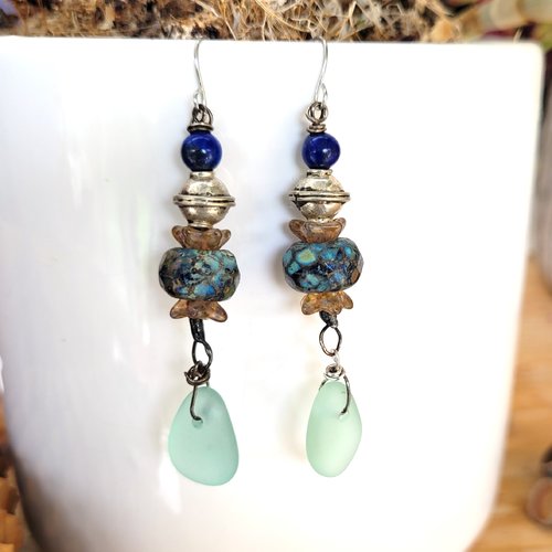 Des boucles d'oreille pimpantes avec galets en verre de la mer, lapis lazuli... : " ilôts de tendresse "