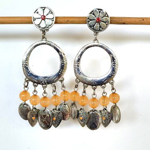 Côté vintage : des boucles d'oreille clips de paris , petits grigris avec émail , perles fines ...