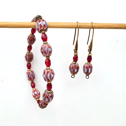 Une parure bracelet et boucles d'oreille avec perles chevrons tibet et perles grenat : "murmures de bruits charmants" !!!!
