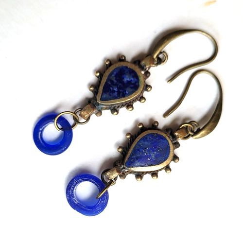 Petit prix pour les fêtes : boucles d'oreille ethniques avec perles berbères lapis lazuli et bague verre dutch dogon ..