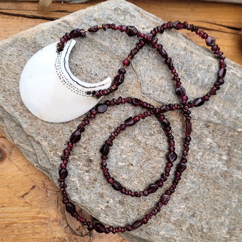 Vendu - un grand collier nature unisexe avec perles grenat et ancien pendentif coquillage naga  : "la mémoire des hommes"