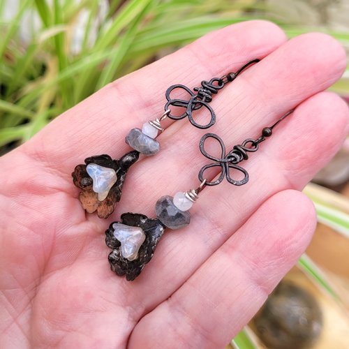 De la tendresse à petit prix pour ces boucles d'oreille avec breloques artisanales opaline cuivre étain , labradorite !!!!! : "belles"