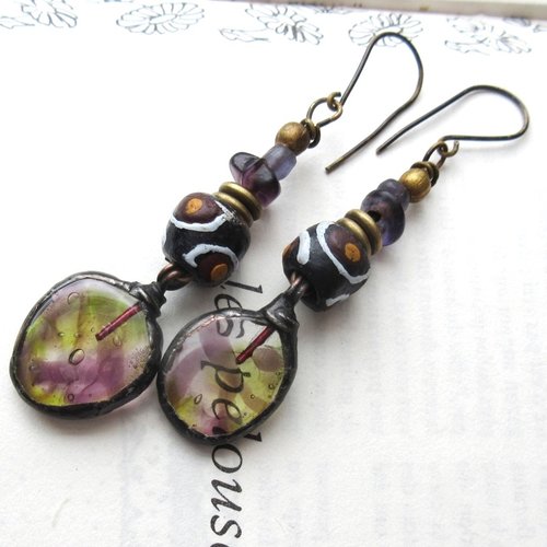 Des boucles d'oreille romantique, un rien tribales, chics, citadines avec breloques en verre filé au chalumeau : "une tendre rosée" !!!!