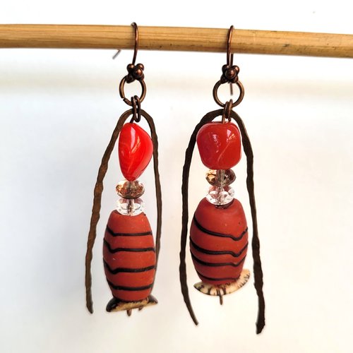 Superbes structures en cuivre pour ces boucles d'oreille tribales et contemporaines : "virgules flottantes" ...