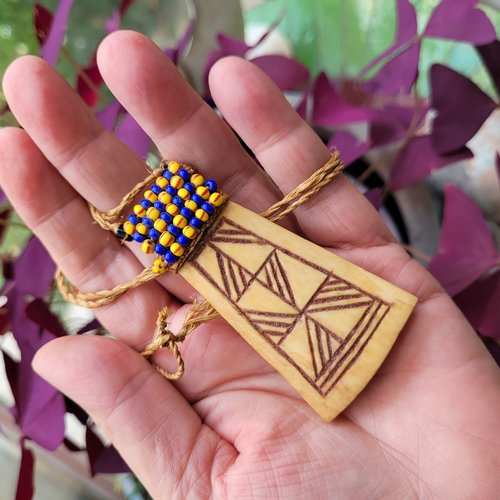 Un collier minimaliste tribal unisexe avec amulette en os sculpté du mali :" echos de la savane " ....