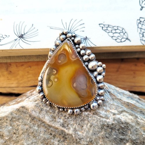 Une imposante bague argent massif 925 , taille 59 ; avec un splendide cabochon agate  ....