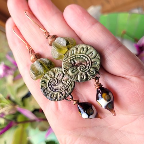 Des boucles d'oreille rustiques, un rien baroques avec céramiques et lampworks artisanales : "ephémère douceur"