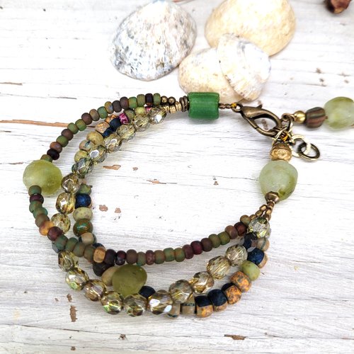 Un bracelet 3 rangs réalisé avec des perles verre picasso, perles verre tchèque..: "comme des senteurs de terre"