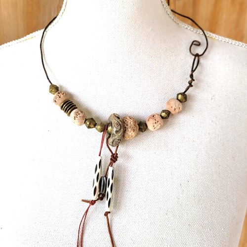 Un collier primitif,  tribal ,rustique avec céramique salée, jade .. : voici  "energie naturelle" ....