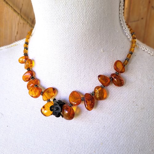 Un collier ras de cou en ambre de la baltique, perles argent bali : "maître du temps" ..