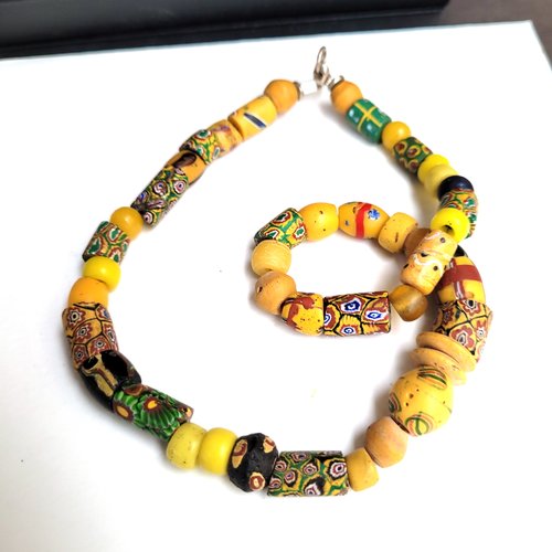 Un collier ras de cou tribal ethnique unisexe avec perles millefiori, perles anciennes venise : "syllabes de soie"