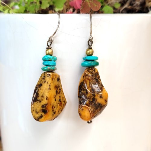 Superbe ambre noir de la baltique et disques en turquoise névada pour ces boucles d'oreille : "contes des sables" ....