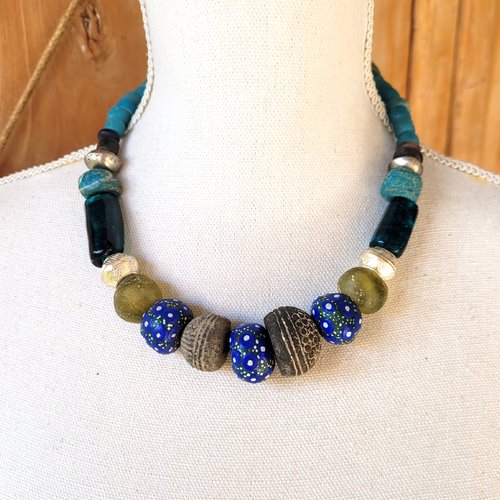 Un splendide collier ras de cou unisexe, ethnique, tribal et particulier avec perles de collection !!!!: "archives du passé "