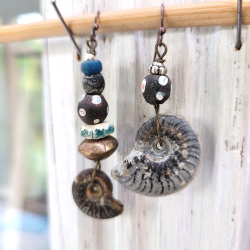 Boucles d'oreille boho chics asymétriques avec ammonite madagascar, perles verre nila .....: "echos d'un silence"
