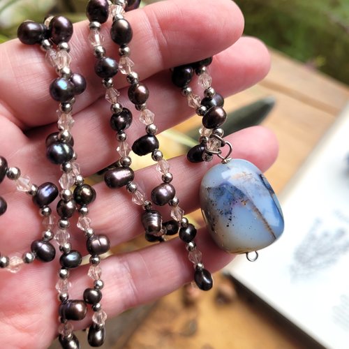 Un sautoir style baroque avec cette grosse perle d'agate dendritique et ses perles fines : "le sourire est refrain"