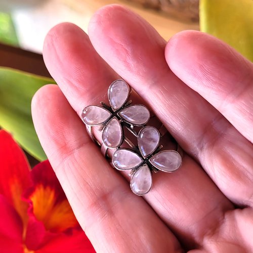 Cadeau amitié : une bague multi-pierres en argent massif 925 avec 8 cabochons quartz rose, forme deux fleurs ....  !!!!