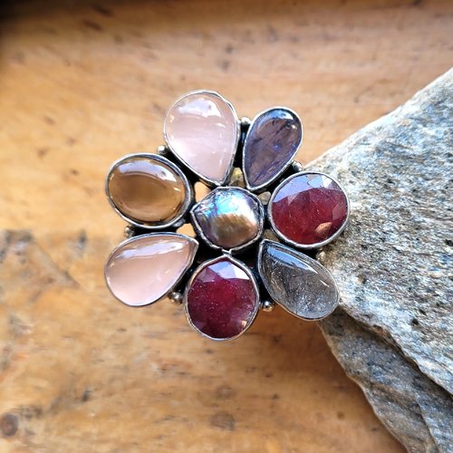 Une bague ajustable argent massif 925 avec superbes cabochons rubis, quartz rutile, quartz rose, perle baroque ...