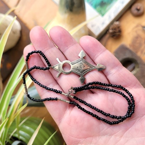 Côté vintage : collier touareg berbère .. perles rocailles et croix d'agadez en argent ..