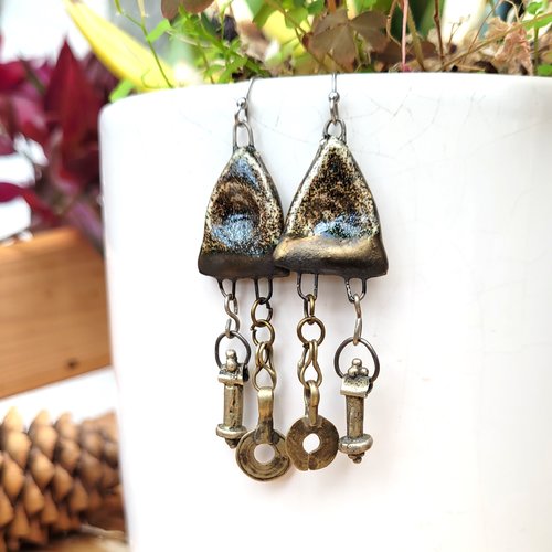 Boucles d'oreille primitives ,citadines, shabby chics avec céramique artisanale ..: "acrobates des temps modernes "!!!!