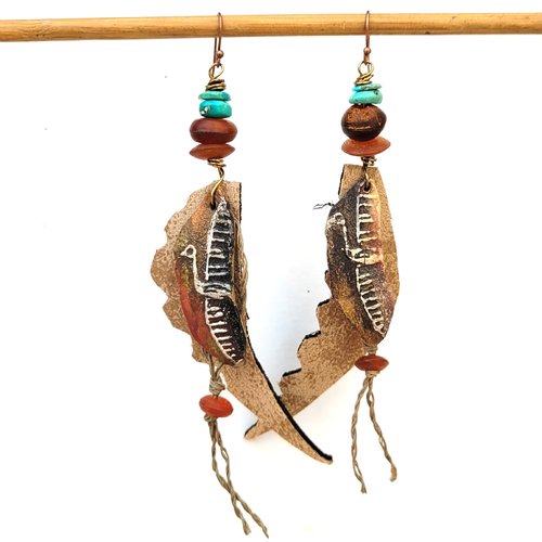 Boucles d'oreille de style amérindien avec cuir et céramique artisanale : "griffures pariétales"