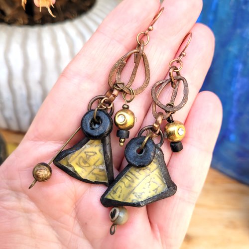 Boucles d'oreille d'exception : tribales avec ces perles en étain renfermant du papier égyptien, perles opale: "vent lointain"