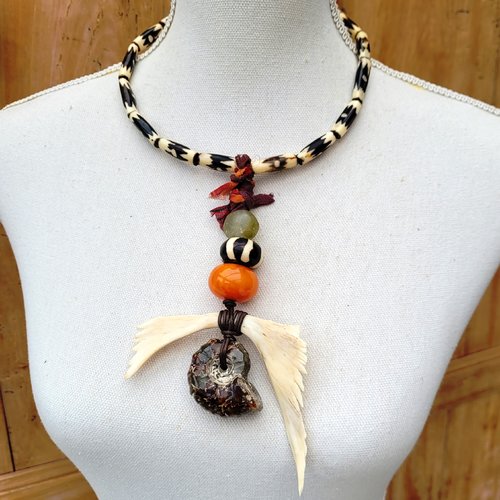 Un collier hétéroclite avec perles tubes batik et grosse ammonite madagascar : "capricieux" ...